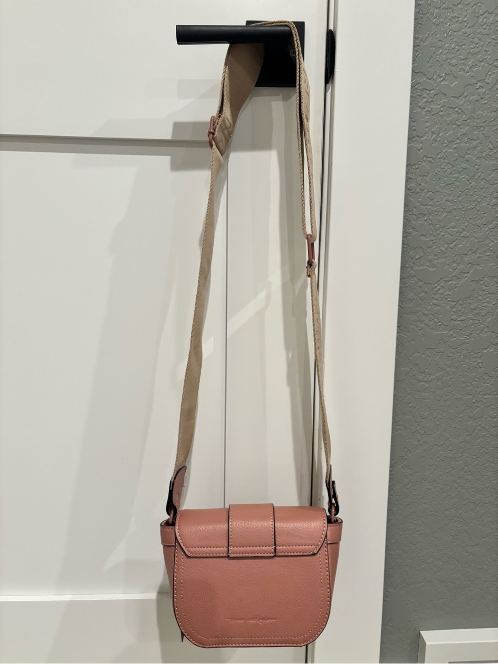True Religion Crossbody Bag Pink NWT - Picture 2 of 4